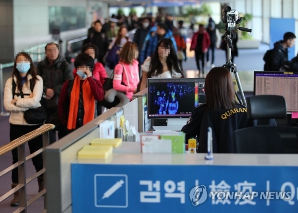 지난 9일 인천국제공항 제1터미널 입국장에서 질병관리본부 국립검역소 직원들이 열화상 카메라로 중국 공항에서 출발해 인천공항에 도착한 승객들의 체온을 측정하고 있다. 연합뉴스
