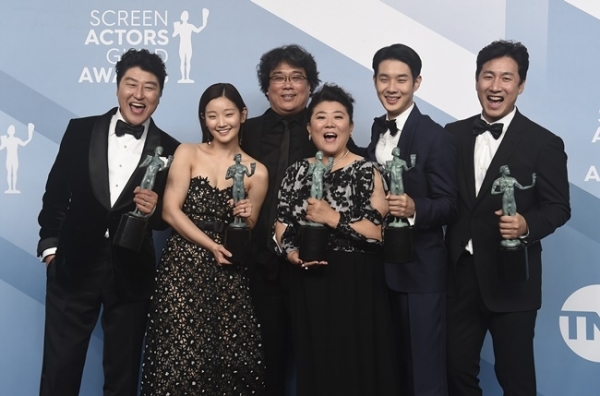봉준호 감독(왼쪽 세 번째)과 배우 송강호(왼쪽부터), 박소담, 이정은, 최우식, 이선균이 19일(현지시간) 미국 로스앤젤레스 슈라인 오디토리엄에서 열린 제26회 미국영화배우조합(SAG) 어워즈 시상식에서 영화 ''기생충''으로 작품상에 해당하는 ''아웃스탠딩 퍼포먼스 바이 캐스트 인 모션픽처'' 부문을 수상한 뒤 상과 함께 포즈를 취하고 있다. 연합뉴스