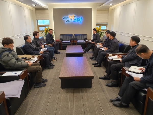여옥태 의왕ICD통합추진위원회 집행위원장(왼쪽 네 번째)및 추진위원들과 김상돈 의왕시장(왼쪽 다섯 번째)이 회의를 진행하고 있다. 사진=의왕시 제공