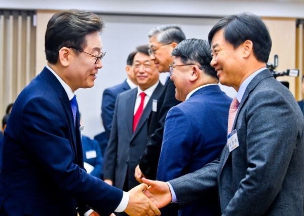 이재명 경기도지사가 20일 오전 경기도청 상황실에서 열린 대·중소기업 공정 경제 활성화를 위한 경기도 상생협력 기업인 간담회에서 김종호 삼성전자 사장과 인사하고 있다. 윤원규기자