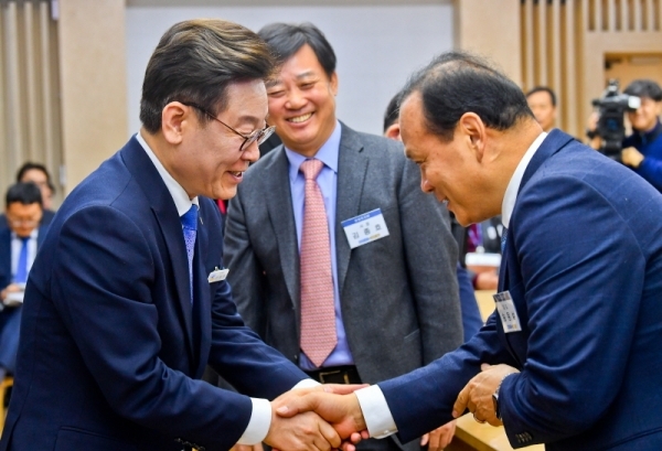 이재명 경기도지사가 20일 오전 경기도청 상황실에서 열린 대·중소기업 공정 경제 활성화를 위한 경기도 상생협력 기업인 간담회에서 송용설 아모그린텍 대표와 인사하고 있다. 윤원규기자