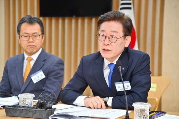 이재명 경기도지사가 20일 오전 경기도청 상황실에서 열린 대·중소기업 공정 경제 활성화를 위한 경기도 상생협력 기업인 간담회에서 대·중소기업대표에게 인삿말을 하고 있다. 윤원규기자