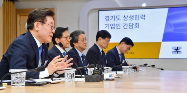 이재명 경기도지사가 20일 오전 경기도청 상황실에서 열린 대·중소기업 공정 경제 활성화를 위한 경기도 상생협력 기업인 간담회에서 대·중소기업대표에게 인삿말을 하고 있다. 윤원규기자