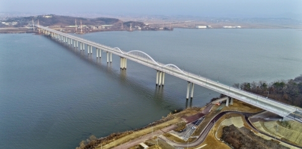 평택 주한미군 기지와 평택항을 동서로 연결하는 국제대교가 20일 준공식과 함께 웅장한 모습을 드러내고 있다. 국제대교 및 평택호 횡단도로 2공구가 이날 준공되면서 미군기지와 평택호 관광단지, 평택항과의 접근성이 개선돼, 앞으로 물류비용 절감과 평택항 배후단지 및 관광시설 개발 등 지역경제 활성화가 기대되고 있다. 윤원규기자