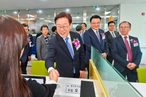 21일 오후 남양주시 삼성홈타워 4층에서 열린 경기도시장상권진흥원 북부센터 개소식에서 이재명 경기도지사와 임진 경기도시장상권진흥원원장 등 내빈들이 도시장상권진흥원 북부센터 직원들을 격려하고 있다. 윤원규기자