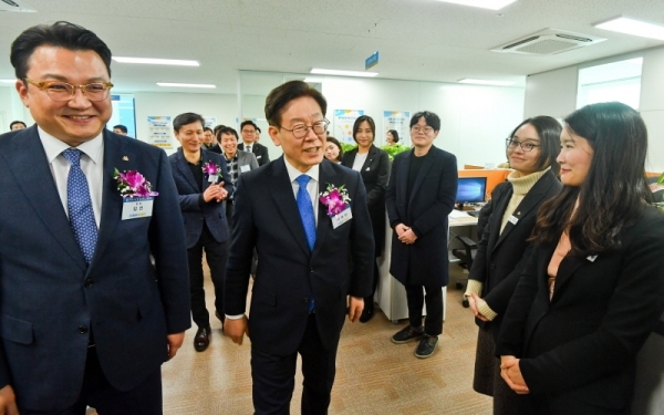 21일 오후 남양주시 삼성홈타워 4층에서 열린 경기도시장상권진흥원 북부센터 개소식에서 이재명 경기도지사와 임진 경기도시장상권진흥원원장 등 내빈들이 도시장상권진흥원 북부센터 직원들을 격려하고 있다. 윤원규기자