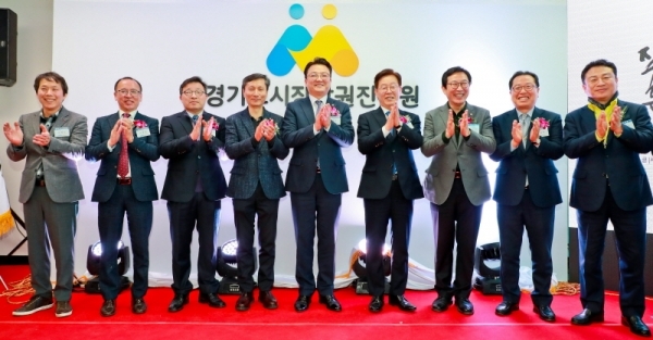 21일 오후 남양주시 삼성홈타워 4층에서 열린 '경기도시장상권진흥원 북부센터 개소식'에서 이재명 경기도지사와 조광한 남양주시장, 안승남 구리시장, 김한정 국회의원, 임진 경기도시장상권진흥원원장, 이충환 전국시장상인연합회 경기지회장 등 내빈들이 기념촬영을 하고 있다. 윤원규기자