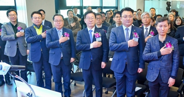 21일 오후 남양주시 삼성홈타워 4층에서 열린 '경기도시장상권진흥원 북부센터 개소식'에서 이재명 경기도지사와 조광한 남양주시장, 안승남 구리시장, 김한정 국회의원, 임진 경기도시장상권진흥원원장, 이충환 전국시장상인연합회 경기지회장 등 참석자들이 국민의례를 하고 있다. 윤원규기자