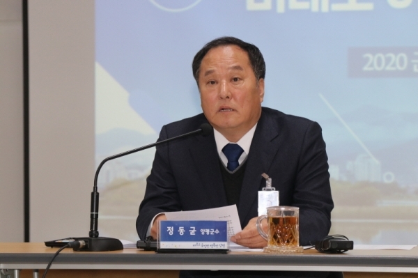 정동균 양평군수가 21일 오전 신년기자회견을 갖고, 새해 군정정책에 대해 설명을 하고있다.