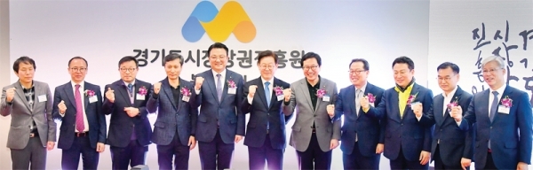 ‘경기도시장상권진흥원 북부센터 개소식’이 열린 21일 오후 남양주시 삼성홈타워 4층에서 이재명 경기도지사와 김한정 국회의원, 조광한 남양주시장, 안승남 구리시장, 임진 경기도시장상권진흥원장, 이민우 경기신용보증재단 이사장, 이충환 전국시장상인연합회 경기지회장 등 참석자들이 파이팅을 외치고 있다. 윤원규기자