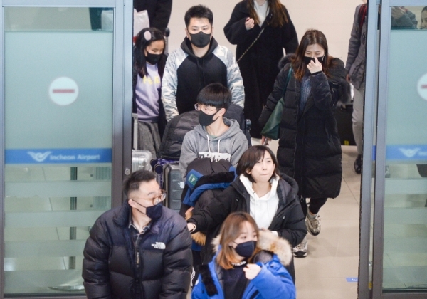 중국 '우한 폐렴'의 확산 우려속에  21일 오전 중국 남방항공을 통해 폐렴 발생지인 우한(武漢)에서 출발해 인천공항에 도착한 여행객들이 마스크를 쓴 채 입국장을 빠져 나오고 있다. 장용준기자