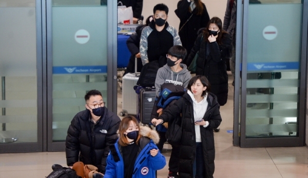 중국 '우한 폐렴'의 확산 우려속에  21일 오전 중국 남방항공을 통해 폐렴 발생지인 우한(武漢)에서 출발해 인천공항에 도착한 여행객들이 마스크를 쓴 채 입국장을 빠져 나오고 있다. 장용준기자