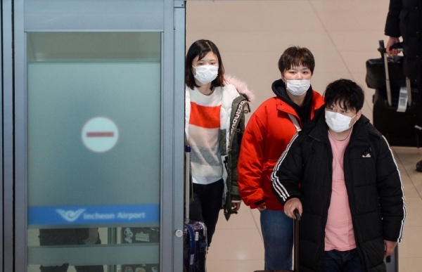 중국 '우한 폐렴'의 확산 우려속에  21일 오전 중국 남방항공을 통해 폐렴 발생지인 우한(武漢)에서 출발해 인천공항에 도착한 여행객들이 마스크를 쓴 채 입국장을 빠져 나오고 있다. 장용준기자