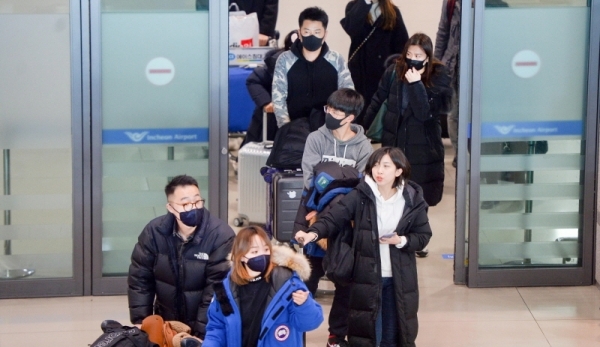 중국 '우한 폐렴'의 확산 우려속에  21일 오전 중국 남방항공을 통해 폐렴 발생지인 우한(武漢)에서 출발해 인천공항에 도착한 여행객들이 마스크를 쓴 채 입국장을 빠져 나오고 있다. 장용준기자