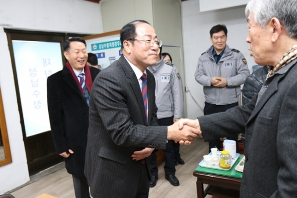 ▲ 박달순 성남수정경찰서장이 22일 신흥동 경우회 사무실에서 퇴직 경찰관들에게 인사하고 있다. 사진=성남수정경찰서 제공