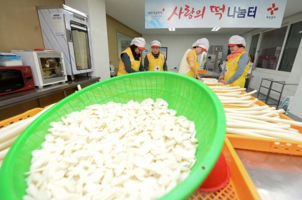 설 연휴를 이틀 앞둔 22일 대한적십자사 인천지사 북부봉사관에서 봉사원들이 남동구 희망풍차 어르신들에게 전달할 떡국용 가래떡을 썰고 있다. 장용준기자