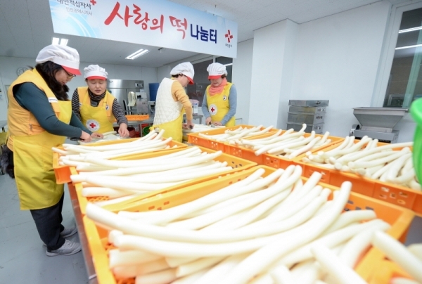 설 연휴를 이틀 앞둔 22일 대한적십자사 인천지사 북부봉사관에서 봉사원들이 남동구 희망풍차 어르신들에게 전달할 떡국용 가래떡을 썰고 있다. 장용준기자