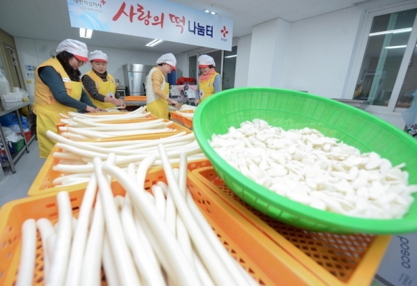 설 연휴를 이틀 앞둔 22일 대한적십자사 인천지사 북부봉사관에서 봉사원들이 남동구 희망풍차 어르신들에게 전달할 떡국용 가래떡을 썰고 있다. 장용준기자