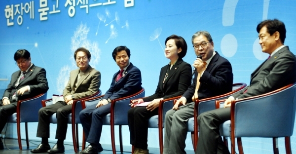 22일 수원컨벤션센터에서 “교육자치, 현장에 묻고 정책으로 답하다”란 주제로 열린‘교육자치 포럼’에서 유은혜 사회부총리 겸 교육부 장관, 이재정 경기도교육감, 도성훈 인천직할시교육감, 조희연 서울특별시교육감, 김승환 전라북도교육감(교육감협의회장), 김병우 충청북도교육감 등 참석자들이 대화를 나누고 있다.전형민기자