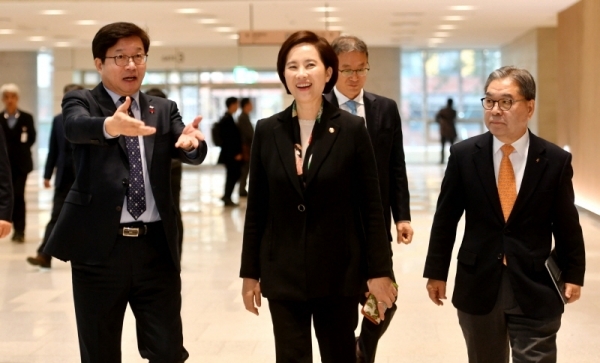 22일 수원컨벤션센터에서 “교육자치, 현장에 묻고 정책으로 답하다”란 주제로 열린‘교육자치 포럼’에서 유은혜 사회부총리 겸 교육부 장관, 이재정 경기도교육감, 염태영 수원시장이 대화를 나누며 행사장으로 향하고 있다.전형민기자