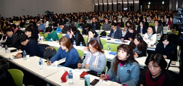 22일 수원컨벤션센터에서 “교육자치, 현장에 묻고 정책으로 답하다”란 주제로 열린‘교육자치 포럼’에서 참석자들이 토론내용을 경청 하고 있다.전형민기자