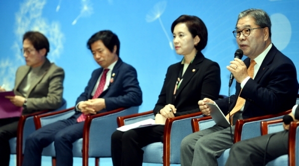 22일 수원컨벤션센터에서 “교육자치, 현장에 묻고 정책으로 답하다”란 주제로 열린‘교육자치 포럼’에서 유은혜 사회부총리 겸 교육부 장관, 이재정 경기도교육감, 도성훈 인천직할시교육감, 조희연 서울특별시교육감, 김승환 전라북도교육감(교육감협의회장), 김병우 충청북도교육감 등 참석자들이 대화를 나누고 있다.전형민기자