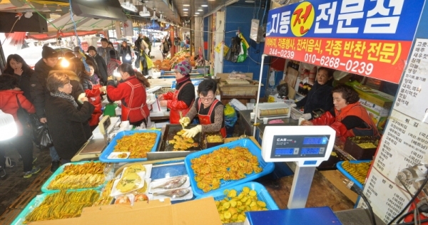 22일 설 대목을 맞은 수원시 미나리광 시장 내 지동전전문점에서 직원들이 전을 만드느라 분주한 모습을 보이고 있다.조주현기자