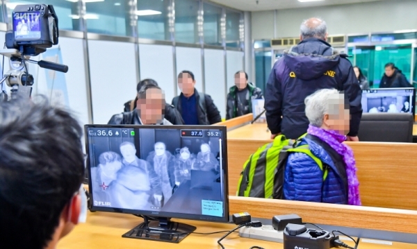 22일 오전 평택항 국제여객터미널 입국장에서 검역 당국 관계자가 열화상 감지 카메라로 중국발 여객선 입국자들의 발열 여부를 확인하고 있다. 중국 최대 연휴인 춘절을 앞두고 우리나라를 찾는 중국인 관광객도 더욱 많아질 것으로 예상돼 방역 체계에 비상이 걸렸다.  윤원규기자