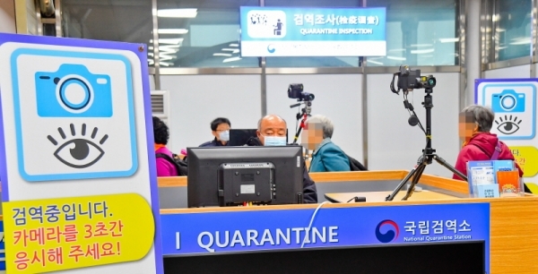22일 오전 평택항 국제여객터미널 입국장에서 검역 당국 관계자가 열화상 감지 카메라로 중국발 여객선 입국자들의 발열 여부를 확인하고 있다. 중국 최대 연휴인 춘절을 앞두고 우리나라를 찾는 중국인 관광객도 더욱 많아질 것으로 예상돼 방역 체계에 비상이 걸렸다.  윤원규기자