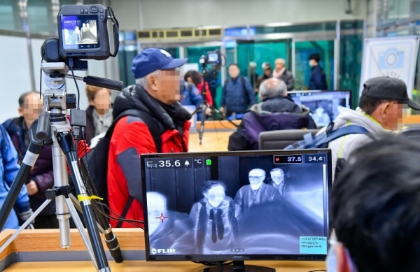 22일 오전 평택항 국제여객터미널 입국장에서 검역 당국 관계자가 열화상 감지 카메라로 중국발 여객선 입국자들의 발열 여부를 확인하고 있다. 중국 최대 연휴인 춘절을 앞두고 우리나라를 찾는 중국인 관광객도 더욱 많아질 것으로 예상돼 방역 체계에 비상이 걸렸다.  윤원규기자