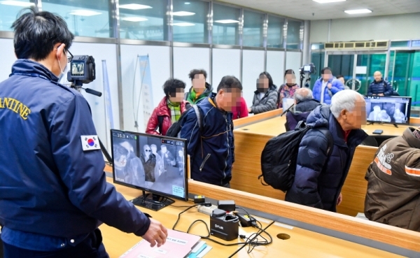 22일 오전 평택항 국제여객터미널 입국장에서 검역 당국 관계자가 열화상 감지 카메라로 중국발 여객선 입국자들의 발열 여부를 확인하고 있다. 중국 최대 연휴인 춘절을 앞두고 우리나라를 찾는 중국인 관광객도 더욱 많아질 것으로 예상돼 방역 체계에 비상이 걸렸다.  윤원규기자