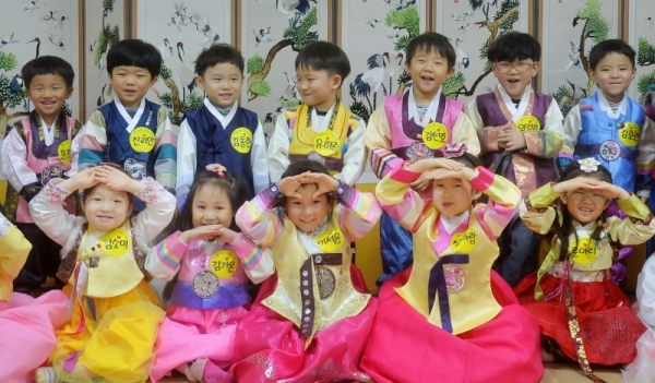 민족최대 명절인 설을 사흘 앞둔 22일 용인시예절교육관에서 초록나무어린이집 아이들이 앙증맞은 모습으로 세배 예절을 배우고 있다. 조주현기자
