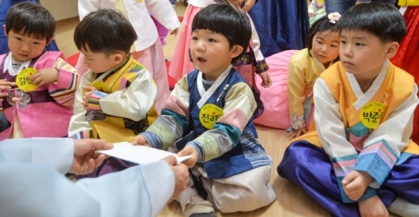 민족최대 명절인 설을 사흘 앞둔 22일 용인시예절교육관에서 초록나무어린이집 어린이들이 세배돈을 받고 있다.조주현기자