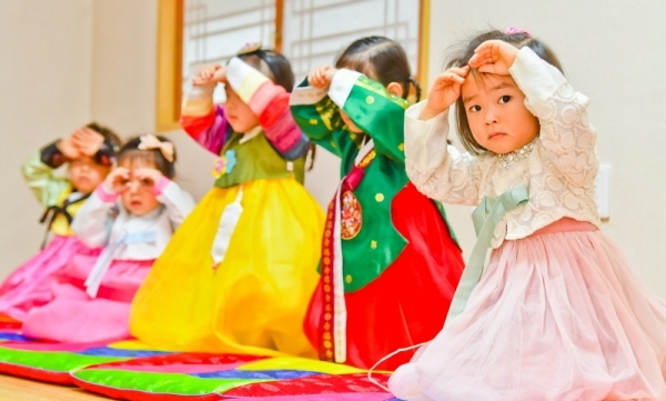 설날을 맞아 22일 오전 평택시예절학습관에서 어린이들이 세배하는 법과 예절교육을 받고 있다. 윤원규기자
