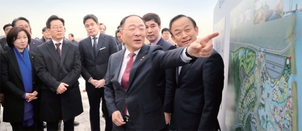 지난해 화성 국제테마파크 예정 부지에서 열린 ‘화성 국제테마파크 비전 선포식’에서 홍남기 부총리 겸 기획재정부 장관, 이재명 경기도지사 등이 사업 부지에 대한 설명을 듣고 있다. 경기일보 DB
