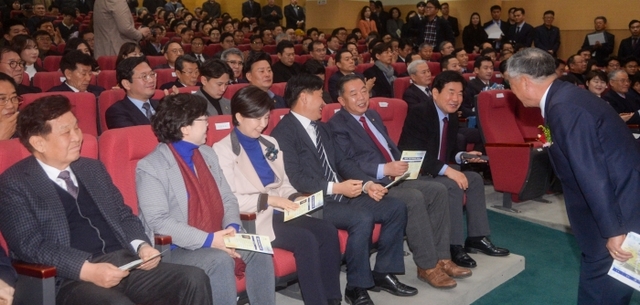 ▲ 23일 수원시청 대강당에서 열린 '제2대 수원시체육회장 취임식'에서 박광국 신임 회장이 신항철 경기일보 대표이사 사장(왼쪽) 등 내빈들에게 인사를 하고 있다.조주현기자