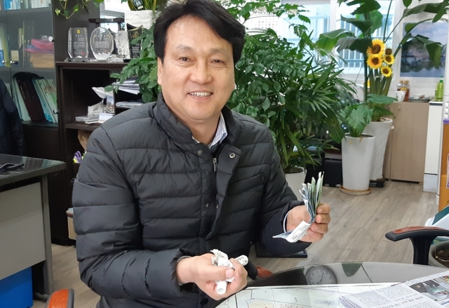 ▲ 새벽 4시부터 오전 11시까지 택시운전을 한 안 의원이 수입금을 보여주며 환하게 웃고 있다.