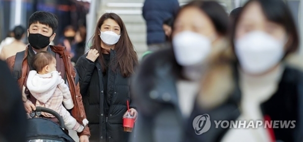 국내에서 세 번째 신종 코로나바이러스 감염증 확진 환자가 발생한 26일 서울역에서 마스크를 쓴 가족이 열차 플랫폼으로 이동하고 있다. 연합뉴스
