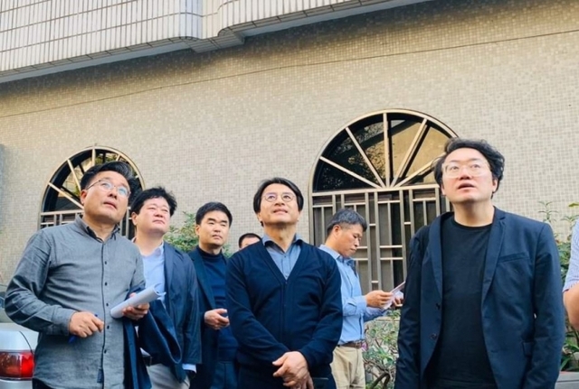 이재현 서구청장(가운데)이 대만 범특희미창문화거리내 녹광거리를 둘러보고 있다. 서구청 제공
