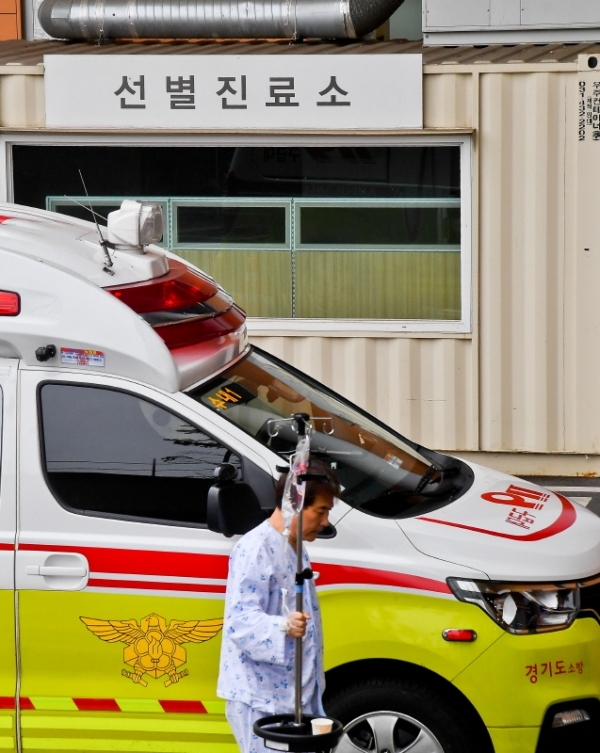 국내에서 네 번째 신종 코로나 바이러스 감염증(우한폐렴) 확진 환자를 확인된 27일 분당 서울대학교 병원 선별진료소에서 시민들이 안내문을 읽고 있다. 윤원규기자