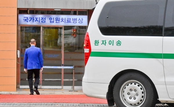 국내에서 네 번째 신종 코로나 바이러스 감염증(우한폐렴) 확진 환자를 확인된 27일 분당 서울대학교 병원 국가지정 입원치료병상에 의심환자가 이송되고 있다. 윤원규기자