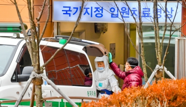 국내에서 네 번째 신종 코로나 바이러스 감염증(우한폐렴) 확진 환자를 확인된 27일 분당 서울대학교 병원 선별진료소에서 시민들이 안내문을 읽고 있다. 윤원규기자