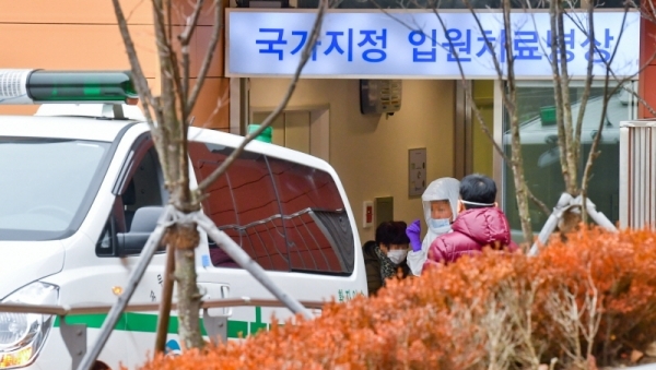 국내 네 번째 '신종 코로나 바이러스 감염증'(우한폐렴) 확진 환자가 확인된 27일 분당 서울대학교 병원 국가지정 입원치료병상에 우한폐렴 의심환자가 방역복을 입은 관계자들과 입실하고 있다.  윤원규기자