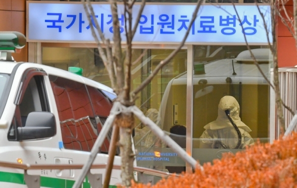 국내 네 번째 '신종 코로나 바이러스 감염증'(우한폐렴) 확진 환자가 확인된 27일 분당 서울대학교 병원 국가지정 입원치료병상에 우한폐렴 의심환자가 방역복을 입은 관계자들과 입실하고 있다.  윤원규기자