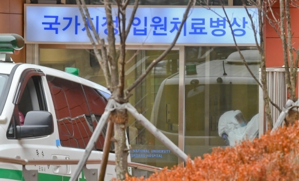 국내 네 번째 '신종 코로나 바이러스 감염증'(우한폐렴) 확진 환자가 확인된 27일 분당 서울대학교 병원 국가지정 입원치료병상에서 방역복을 입은 관계자가 소독작업을 하고 있다. 윤원규기자