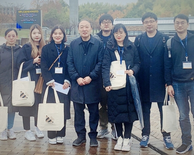 일본 교토 대학에서 열린 국제학술대회에 출전한 인하대 화학공학과 학생들이 기념촬영을 하고 있다. 인하대 제공