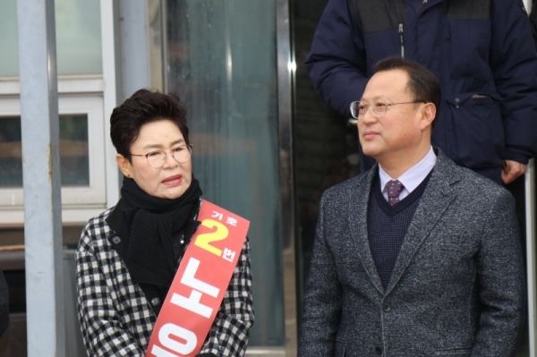 양평 물맑은시장 상인회의 새로운 회장으로 선출된 노유림 씨(좌)가 전 회장인 이천희 회장과(우) 나란히 상인회 총회에서 상인들에게 인사를 하고 있다.