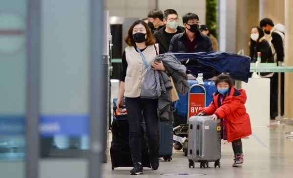 국내에서 신종 코로나바이러스 감염증인 '우한 폐렴'으로 네번째 확진환자가 발생한 27일 오후 인천국제공항 1터미널에서 마스크를 쓴 중국인 여행객들이 입국장을 빠져 나오고 있다. 장용준기자