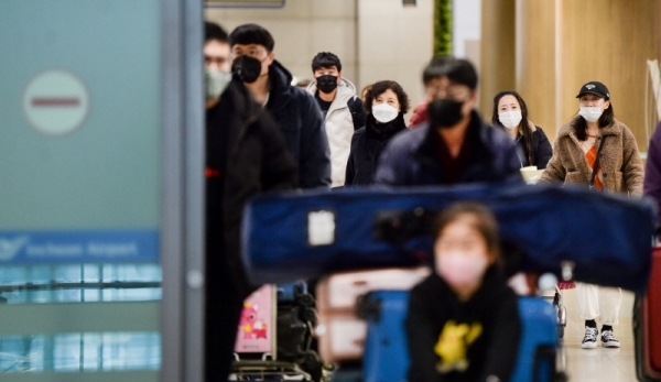 국내에서 신종 코로나바이러스 감염증인 '우한 폐렴'으로 네번째 확진환자가 발생한 27일 오후 인천국제공항 1터미널에서 마스크를 쓴 중국인 여행객들이 입국장을 빠져 나오고 있다. 장용준기자