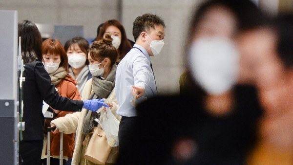 국내에서 신종 코로나바이러스 감염증인 '우한 폐렴'으로 네번째 확진환자가 발생한 27일 오후 인천국제공항 1터미널에서 마스크를 쓴 중국인 여행객들이 입국장을 빠져 나오고 있다. 장용준기자